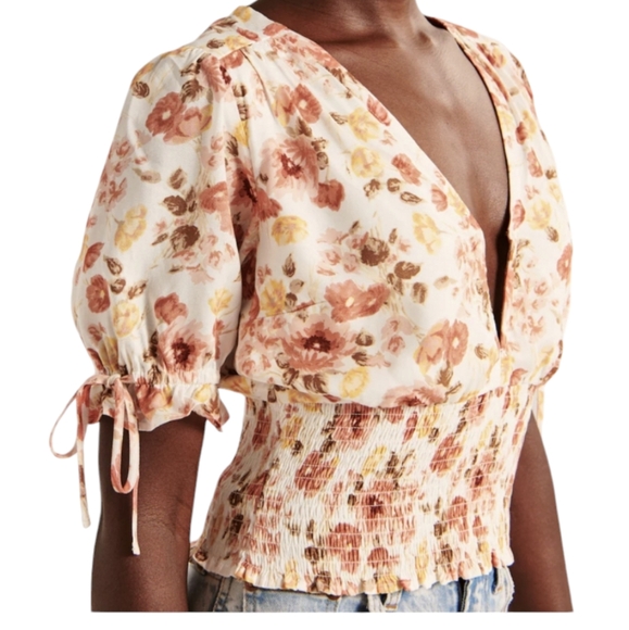 Abercrombie & Fitch Tops - Abercrombie & Fitch floral smocked waist short sleeve blouse size large
